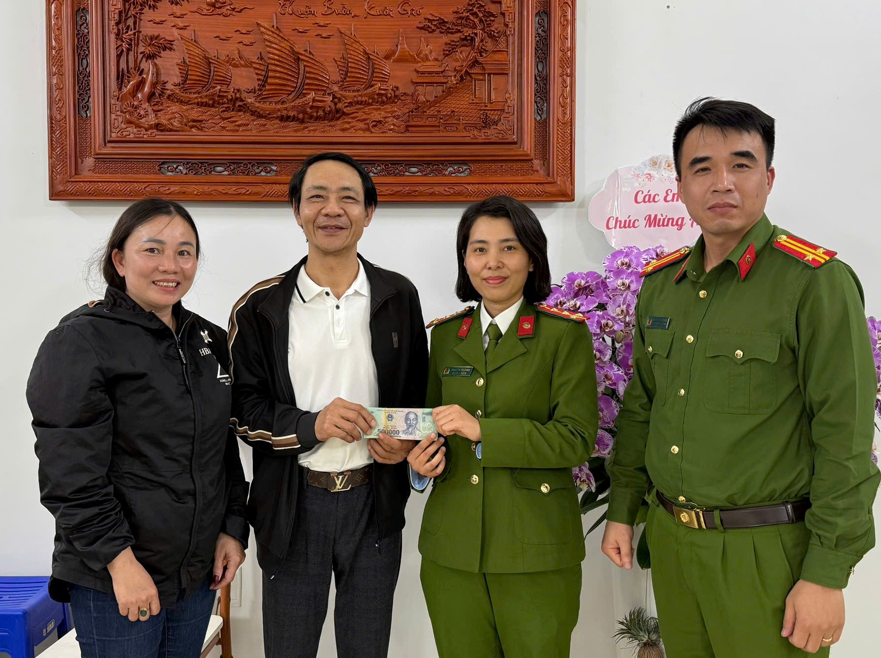 Công an phường Anh Dũng: Trao trả cọc tiền mệnh giá 500.000 VNĐ cho chủ sở hữu